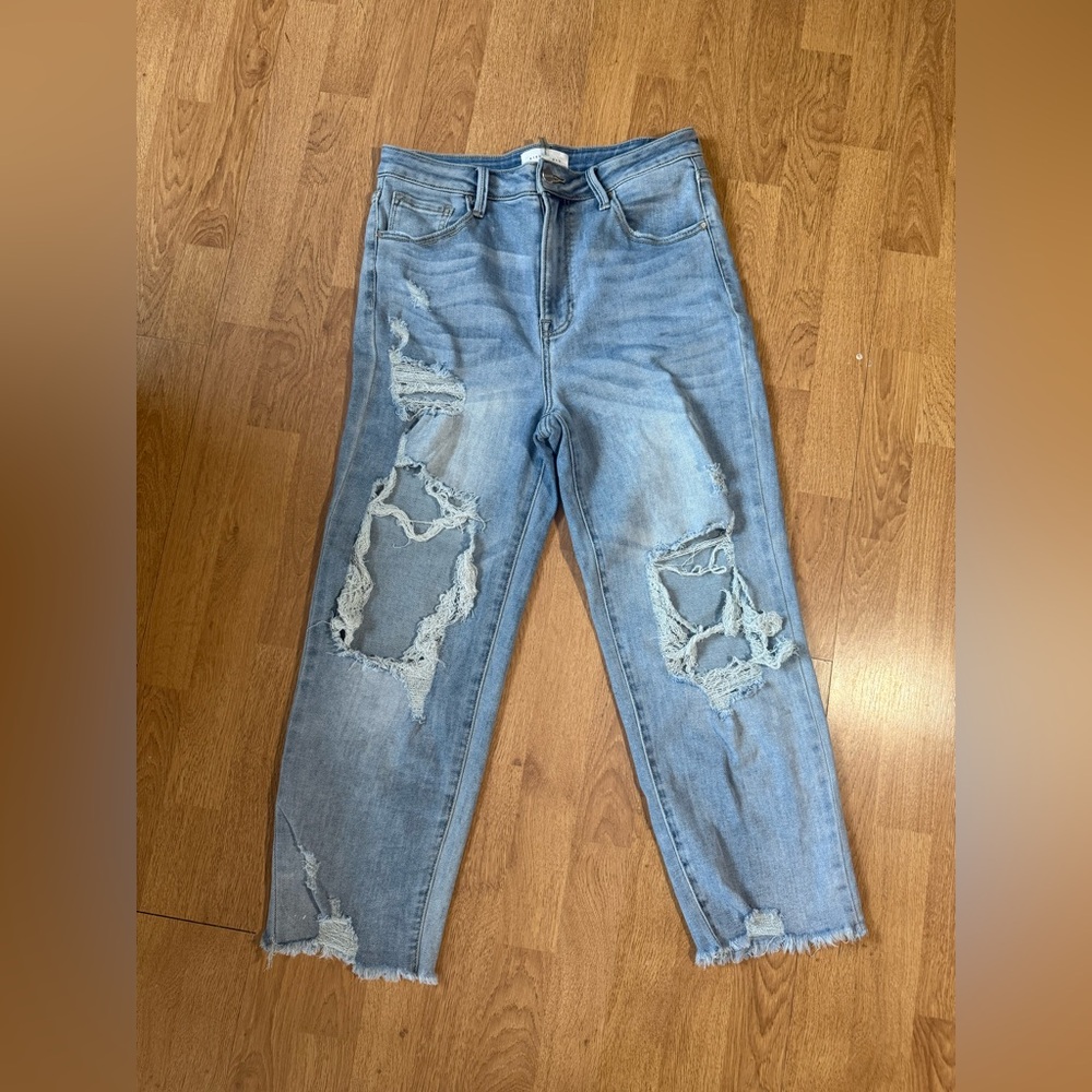 Women’s Risen Jeans - distressed - cropped - almost new